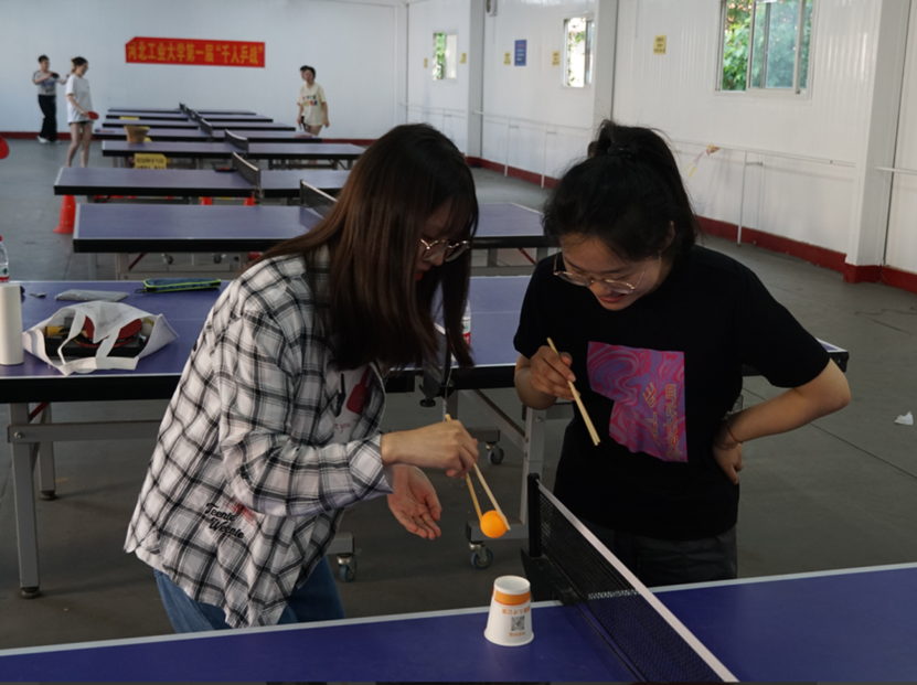 图片包含 人, 室内, 桌子, 女人 AI 生成的内容可能不正确。